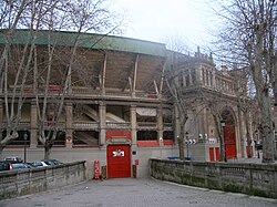 Puerta del callejón de la plaza