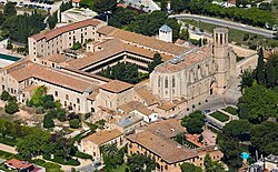 Monasterio de Pedralbes bajo la luz del día