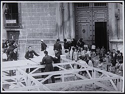 Montando el escenario en Almazán, Soria.