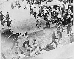 Policía reprimiendo una manifestación en favor de la huelga en Mineápolis en 1934