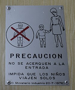 Señal de precaución en un ascensor