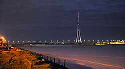 La torre iluminada de noche
