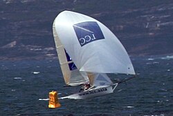 Un esquife navegando durante una brisa marina vespertina en el puerto de Sídney.