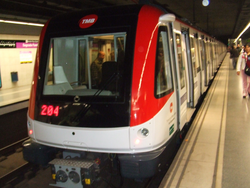 Tren de la serie 9000 en la estación de Sagrada Família