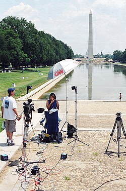 Reporteros trabajando en exteriores