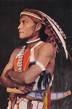 Guerrero tsou de Taiwán con vestimenta tradicional
