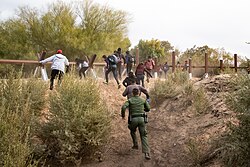 Inmigrantes irregulares huyen de la Patrulla Fronteriza de los Estados Unidos en Yuma