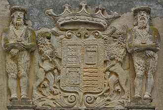 Detalle de la portada del antiguo palacete del Marqués de Torre Pacheco en el Huerto de las Bombas.