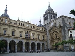 Plaza de Gudarien con el ayuntamiento y la iglesia de San Juan Bautista