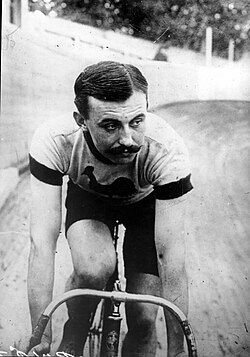Retrato oficial de Lucien Petit-Breton con su indumentaria ciclista