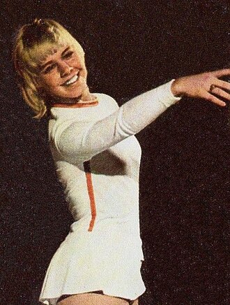 Janet Lynn sonriendo durante su etapa competitiva en el patinaje artístico