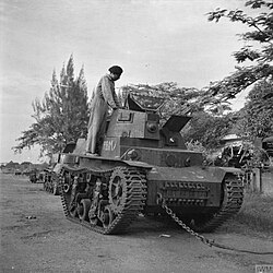 Soldado del regimiento indio examinando un tanque capturado durante la Batalla de Surabaya.