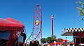 Estructuras de las atracciones Red Force y Thrill Towers en Ferrari Land.