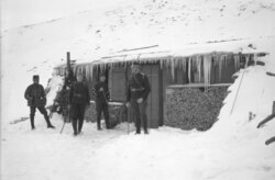 Militares suizos vigilando un puesto fronterizo durante la Primera Guerra Mundial