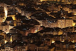 Vista nocturna del popular barrio costero de Bab El Oued.