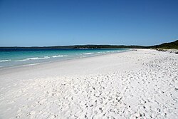 Arena blanca y fina de cuarzo puro en la playa Hayms, Australia.