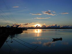 Puesta de sol en la isla de Yap, mostrando el horizonte marino típico de la región.