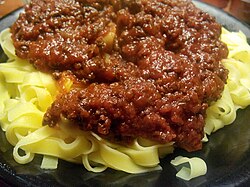 Plato tradicional de tallarines con salsa boloñesa