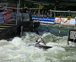 Piragüismo en eslalon en un canal de aguas bravas.