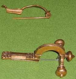 Fíbula de Certosa y broche romano