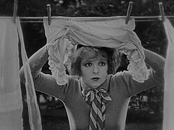 Clara Bow interpretando a Mary Preston
