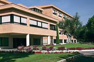 Fachada y entorno del edificio principal del Pontificio Ateneo Regina Apostolorum
