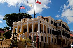 Mansión del Gobernador con banderas de Estados Unidos, Islas Vírgenes y Dinamarca