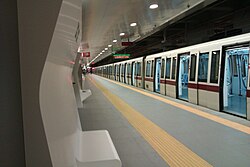 Fotografía de una estación moderna perteneciente a la línea B1 del metro.