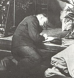 Lenin haciendo anotaciones durante el III Congreso de la Internacional Comunista