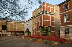 Fachada de la Galería Clore diseñada por James Stirling