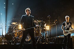 U2 actuando en París en diciembre de 2015