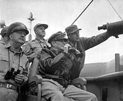Douglas MacArthur observa el bombardeo de Incheon desde el USS Mount McKinley