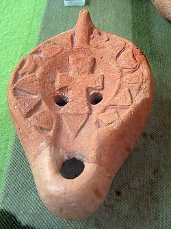 Lucerna bizantina hallada en Cartagena y conservada en el Museo Arqueológico Municipal.