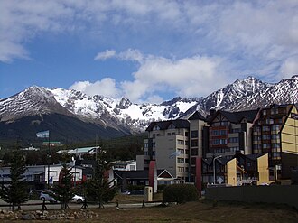 Vista panorámica de la ciudad de Ushuaia junto al canal Beagle y montañas nevadas