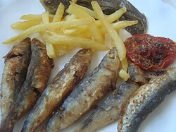 Sardinas fritas servidas en un almuerzo valenciano