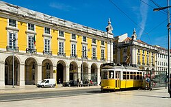 Un tranvía detenido en la Praça do Comércio.