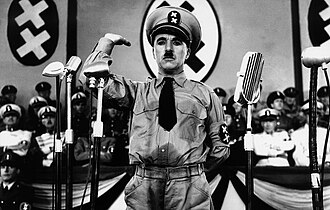 Fotograma de la película satírica El gran dictador de Charles Chaplin