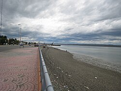 Vista de la costanera que bordea la ría de Río Gallegos