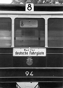 Letrero en alemán en un autobús de Cracovia durante la ocupación nazi.