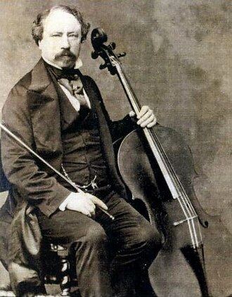 Adrian Servais con su instrumento
