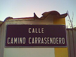 Placa de calle en Aguilafuente con un odónimo complejo.
