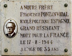 Placa conmemorativa dedicada a Francisco Ponzán Vidal en el cementerio de Buzet