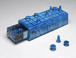 Tablero de juego del antiguo Egipto inscrito para Amenhotep III con cajón deslizante separado, de 1390 a 1353 a. C.