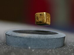 Demostración visual del efecto Meissner en la superconductividad.