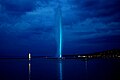 Jet d'Eau iluminado de azul durante la noche