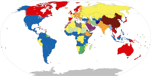 Mapa mundial indicando los estados con república parlamentaria en color naranja y sistemas presidenciales con gobierno vinculado al parlamento en verde.