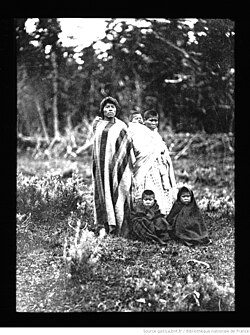 Familia kawéskar en 1891
