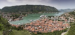 Vista panorámica de la zona costera de Kotor en Montenegro.