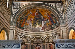 Ábside decorado con mosaicos en el interior de la basílica