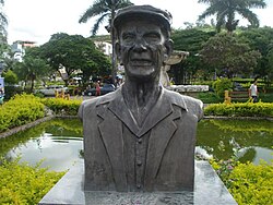 Busto de Chico Xavier, destacado médium y divulgador del espiritismo en Brasil.